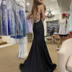 sherri hill size 2 black dress with v neck and lace up back